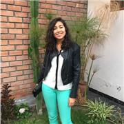 Profesor de español da clases a personas de todas las edades